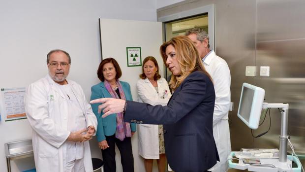 El Gobierno de Susana Díaz cerró camas públicas mientras aumentaban las de la sanidad privada