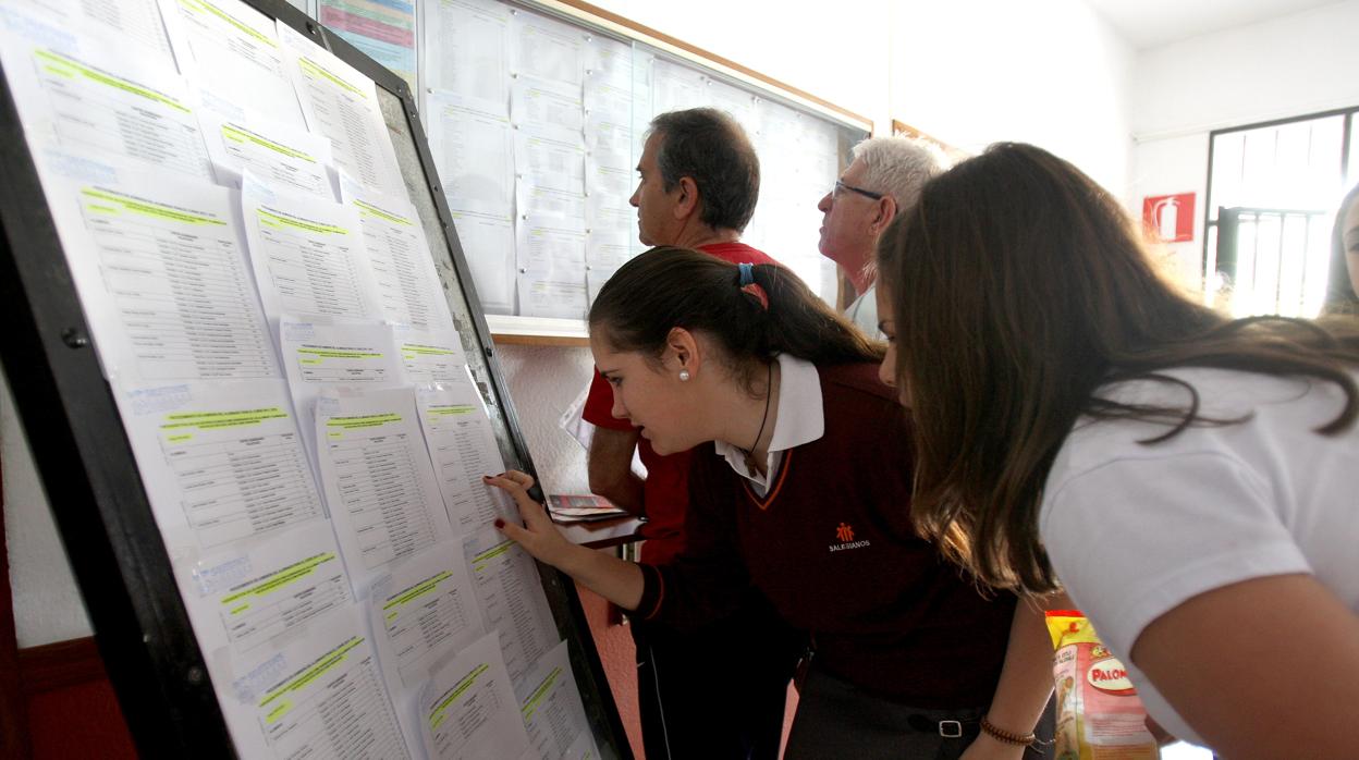 Alumnas consultas los listados en el colegio de los Salesianos de Córdoba