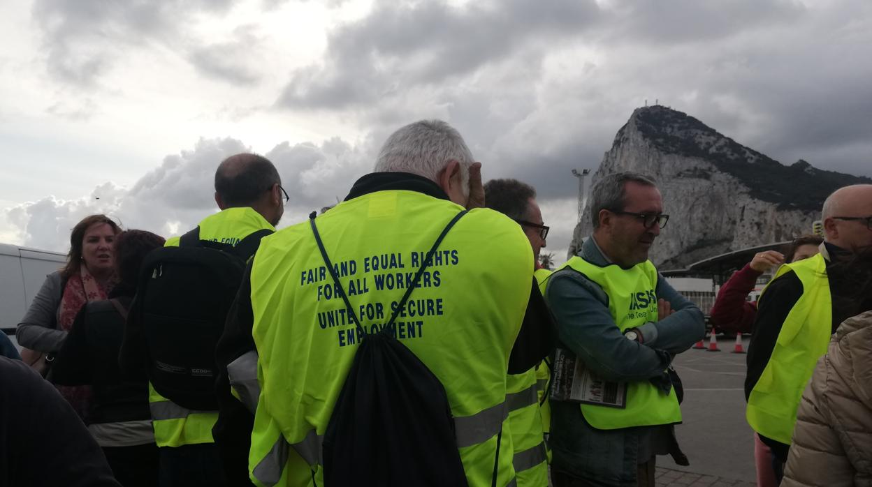 Representantes de ambos lados de la Verja, durante la campaña informativa de este miércoles