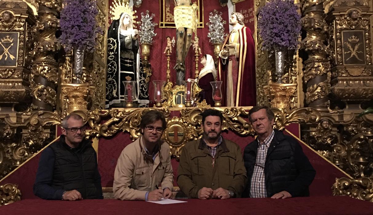 Momento de la firma ante los Sagrados titulares de la hermandad del Cristo de Gracia