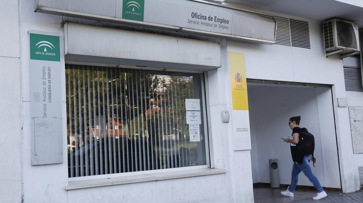 Una mujer entra a la oficina del Servicio Andaluz de Empleo de Alonso el Sabio en Córdoba capital