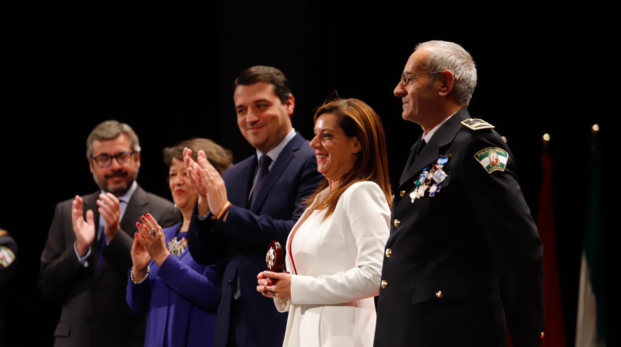 La directora de la Prisión posa con el galardón junto al alcalde y el jefe de la Policía