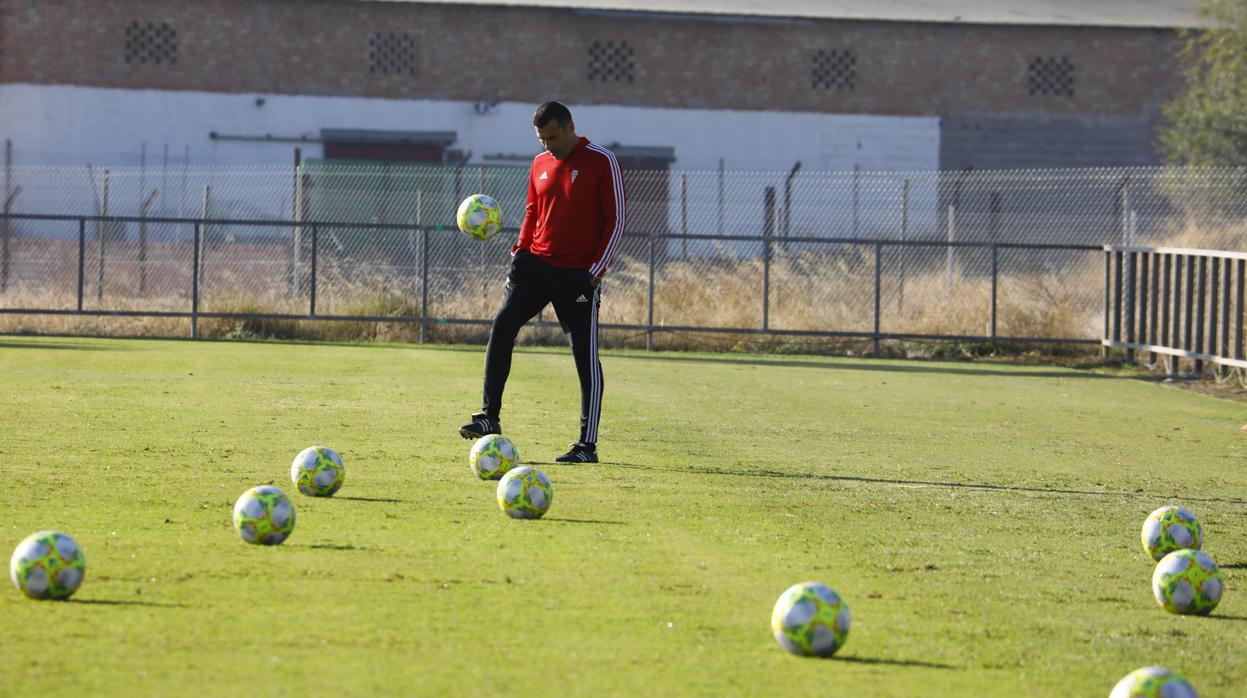 El entrenador del Córdoba, Raúl Agné, en su primer entrenamiento