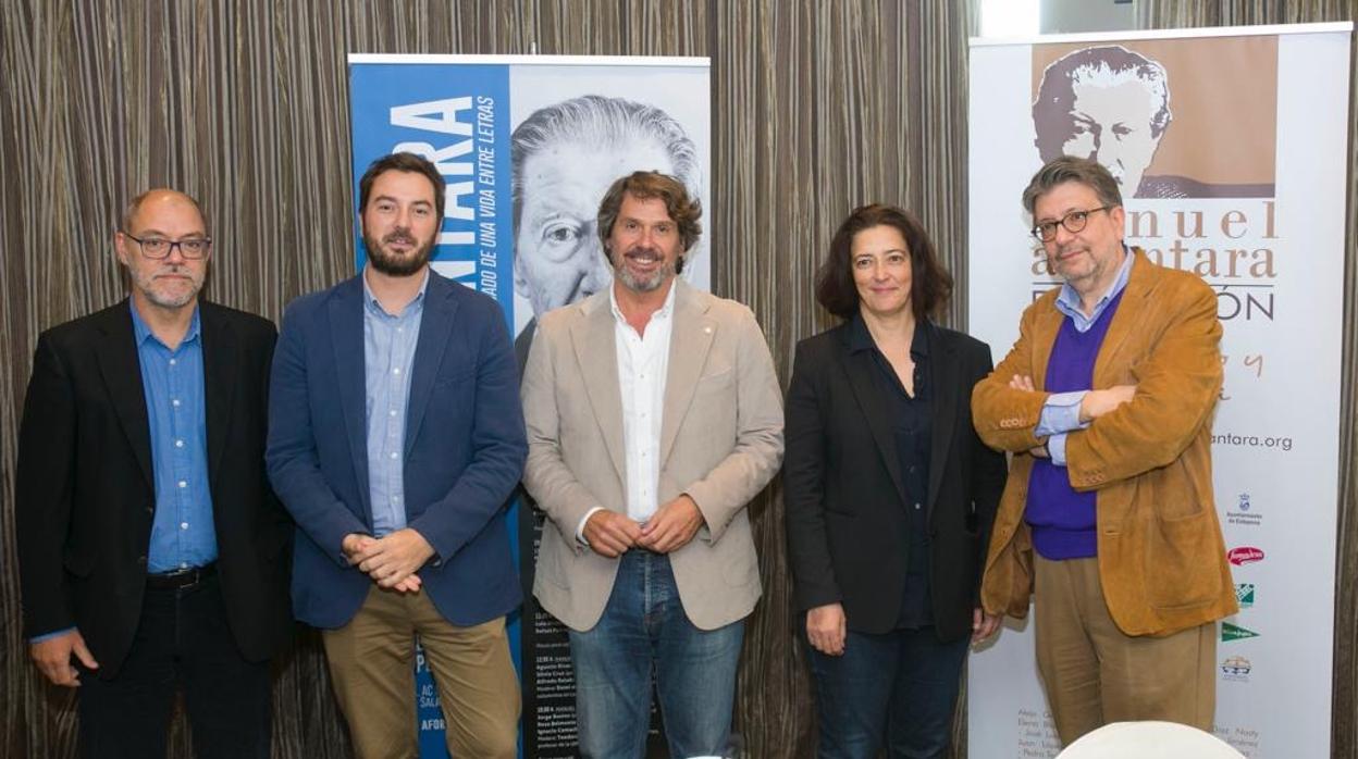 Pablo Aranda, Jorge Bustos, Teodoro León Gross, Rosa Belmonte e Ignacio Camacho en el encuentro