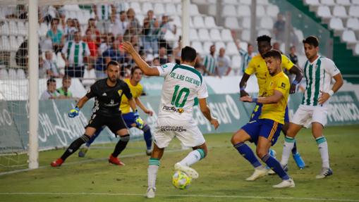 De las Cuevas celebra su gol