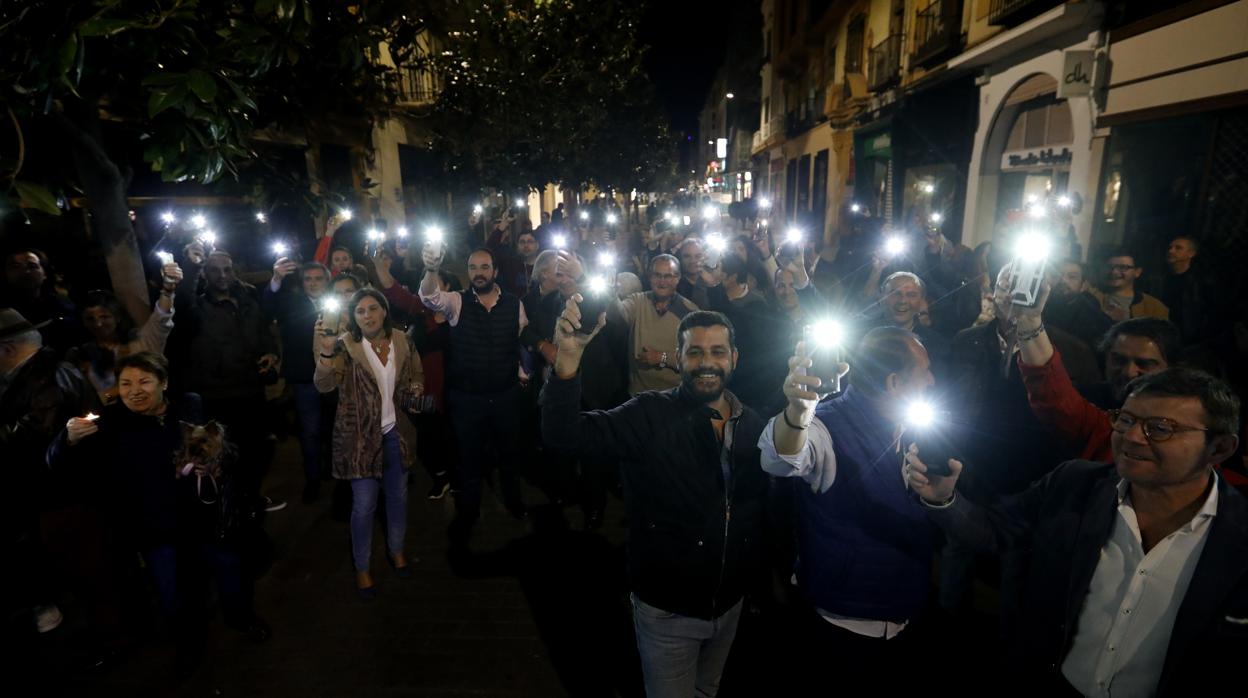 Protesta de comerciantes de la calle Cruz Conde por la falta de luz