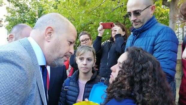 Alcaldes socialistas y madres de alumnos abordan a Imbroda por la crisis de los comedores escolares