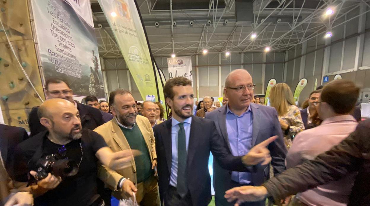 Pablo Casado, junto al candidato al Senado por Jaén Javier Márquez, durante su visita a la feria Tierra Adentro