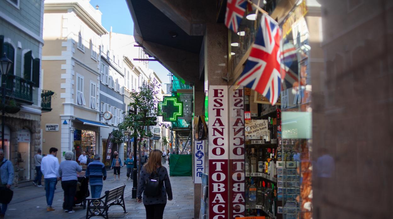 Un estanco y una farmacia de Gibraltar, en la calle principal del Peñón