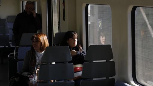 Dos mujeres viajan en el Cercanías de Córdoba