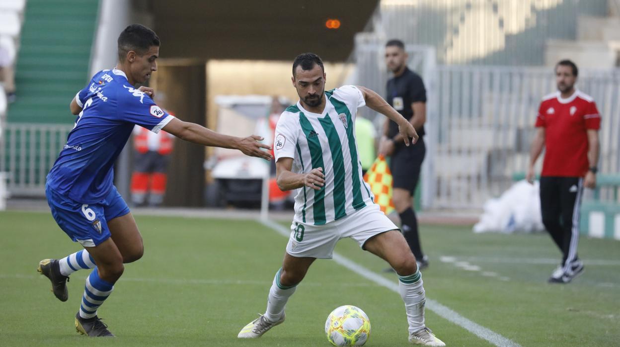 De las Cuevas supera a Raúl Palma en una acción del Córdoba CF-San Fernando