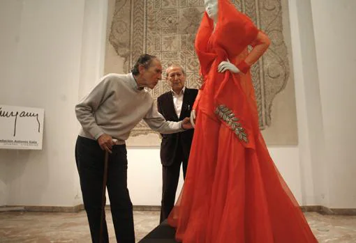 Antonio GAla y Elio Berhanyer, en una muestra sobre la obra del diseñador en 2009