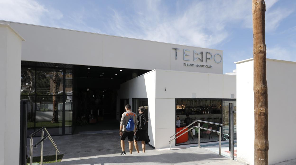 Dos personas entran ayer al nuevo centro deportivo Tempo