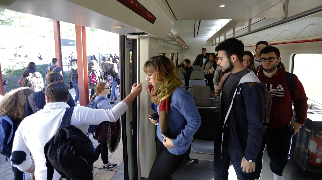 Estudiantes se apean del cercanías en la parada de Rabanales