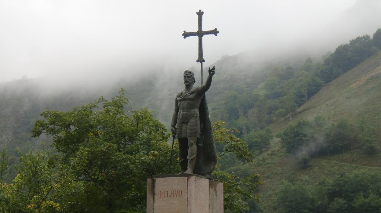 Estatua de Don Pelayo en Covadonga