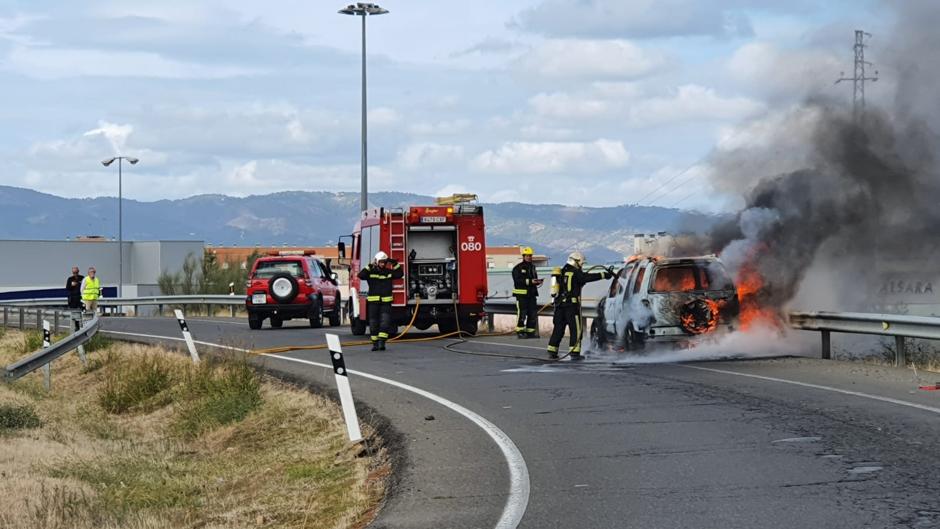 Un coche ardiendo provoca retenciones en el acceso al Estadio del Arcangel en Córdoba