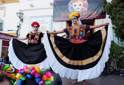 Baile de Las Catrinas en el desfile de Benalmádena el 25 de octubre