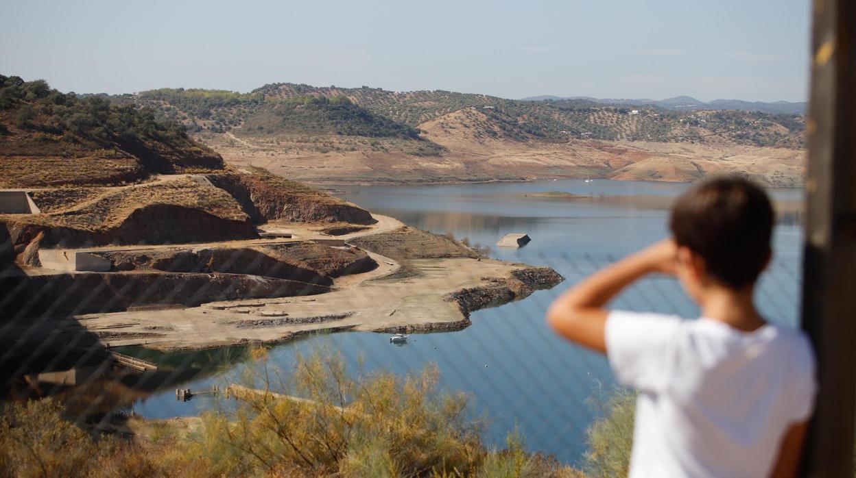 Andalucía mira el cielo para evitar imágenes como esta: la antigua presa de La Breña (Córdoba) sale a la luz tras bajar las aguas a niveles nunca vistos