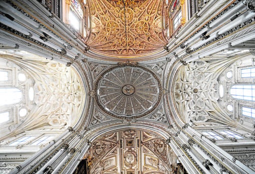 Cúpula del crucero, con la luz que quedó tras la restauración