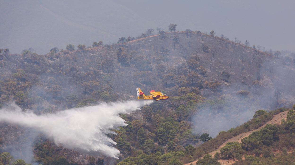 Labores de extinción de un incendio en una imagen de archivo