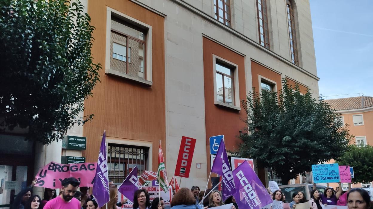 Concentración de técnicos de integración social ante la Delegación de Educación de Jaén