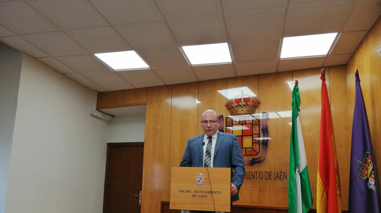 Javier Márquez, durante una rueda de prensa como portavoz del grupo popular en el Ayuntamiento de Jaén