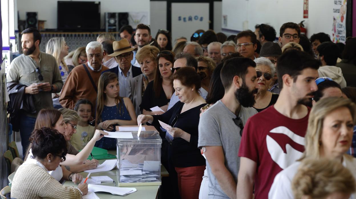 Cordobeses votando en un colegio electoral el pasado mes de abril