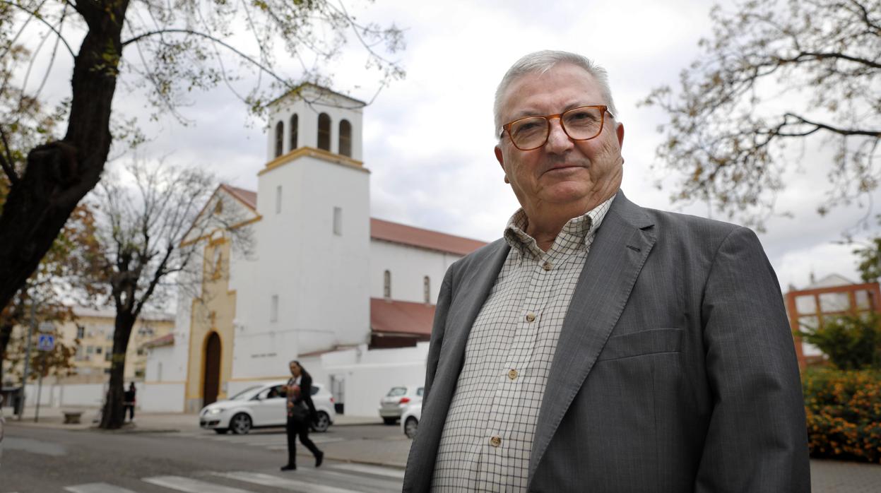 El párroco Antonio Caballero, con la iglesia de las Margaritas al fondo