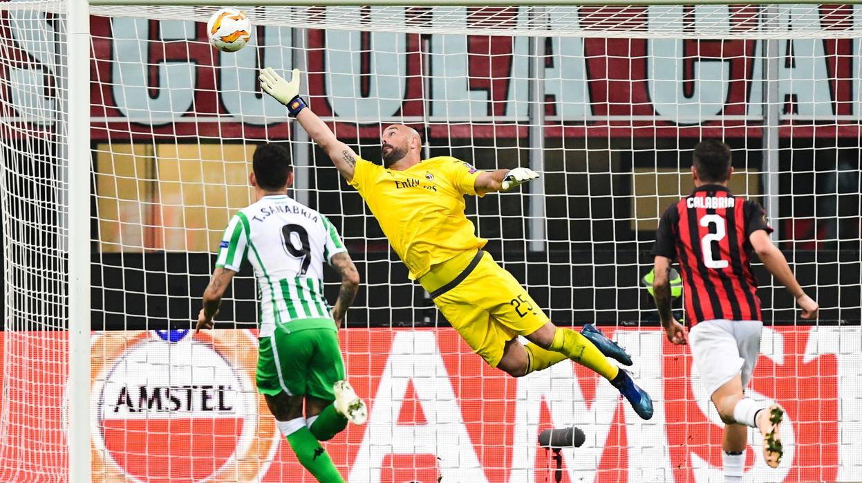 Pepe Reina, en un partido con el Milán