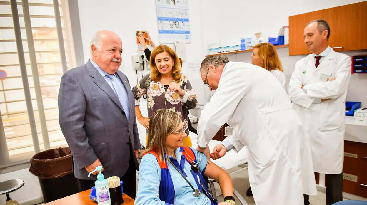 El consejero de Salud, Jesús Aguirre, en su visita al centro de salud de Pozoblanco