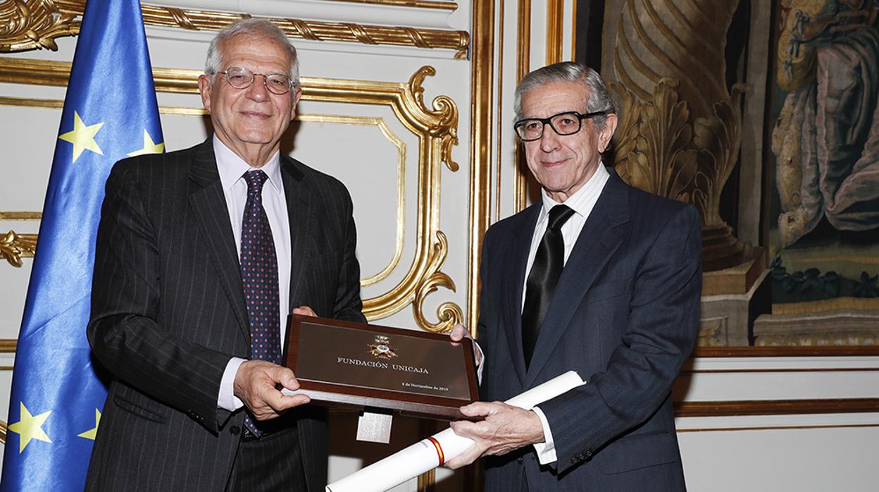 Braulio Medel recibe de la placa de honor de la Real Orden de Isabel la Católica de manos del ministro Josep Borrell