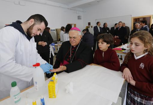 El obispo en el colegio Trinidad-Sansueña, de la Fundación Santos Mártires