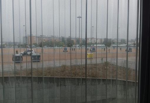 Vista de los coches de la Guardia Civil desde el interior de las oficinas de El Arcángel