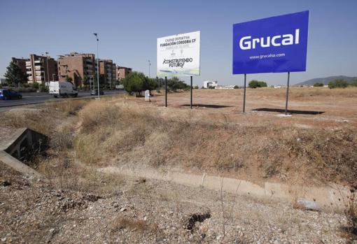 Cartel de Grucal y del Córdoba CF sobre los terrenos de la Ciudad Deportiva