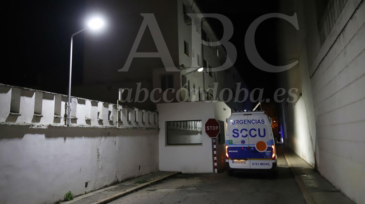 La ambulancia a su entrada al cuartel de la Guardia Civil