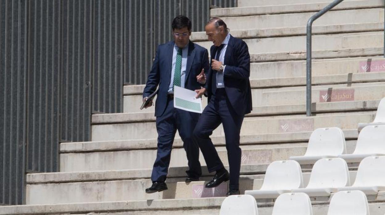 Jesús León y Joaquín Zulategui conversan en el estadio El Arcángel en junio de 2018