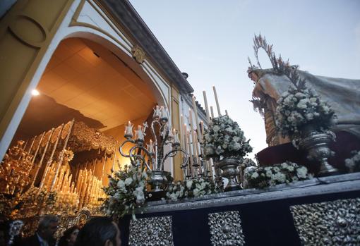 La Virgen del Rayo saluda a la hermandad del Descendimiento el Sábado Santo de 2018