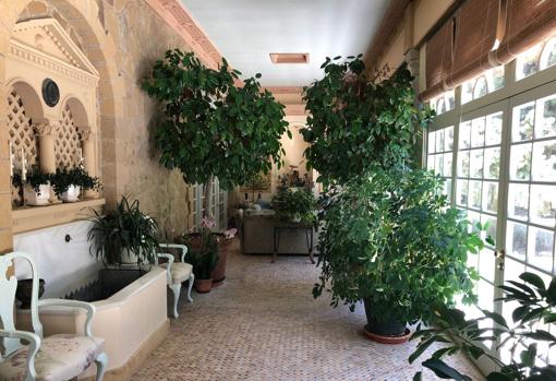 Detalle de la fuente y terraza acristalada de la finca