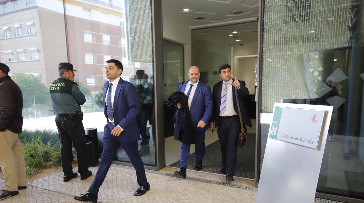 Los abogados del Córdoba CF y Jesús León, a la salida de los juzgados esta mañana