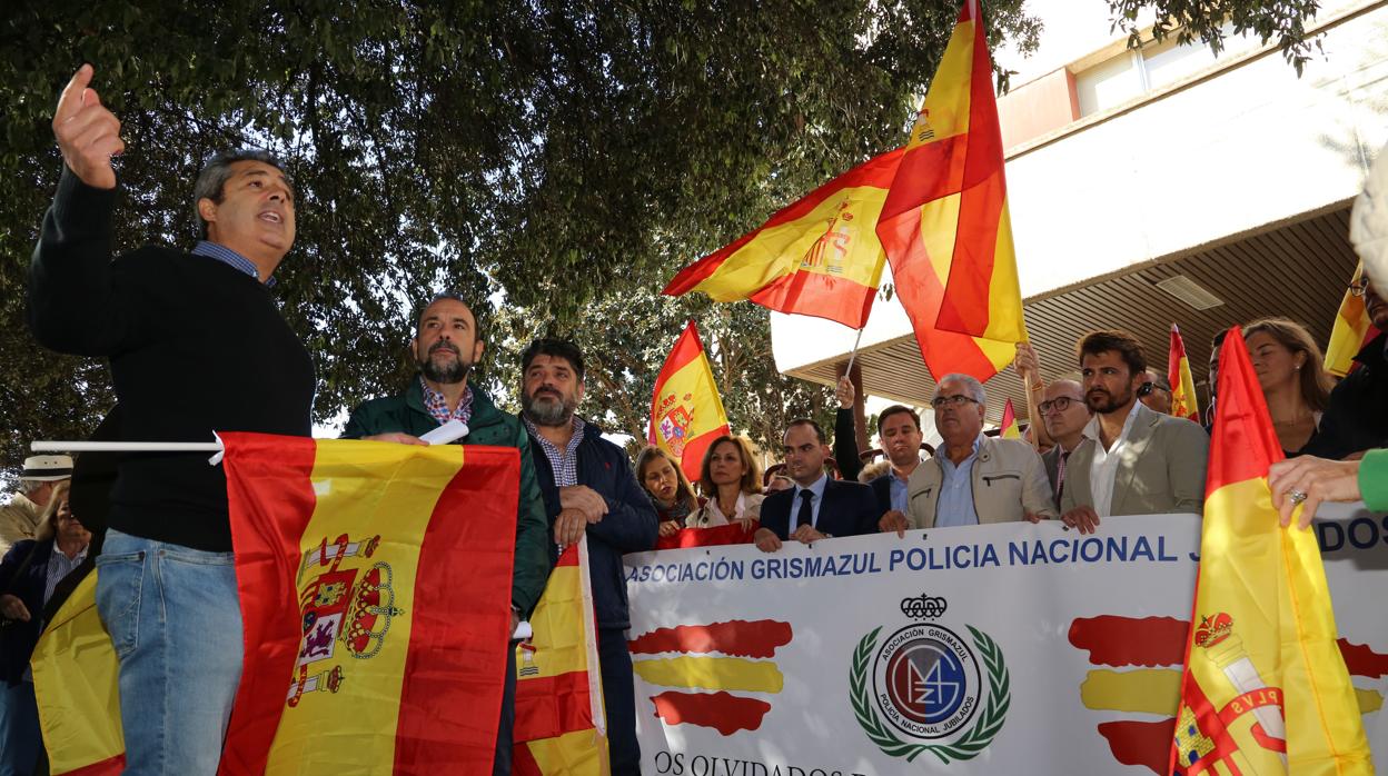 Concentración en apoyo a la Policía Nacional desplazados en Cataluña.