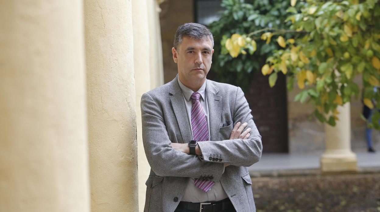 Alberto León, en el Patio del Palacio Episcopal de Córdoba