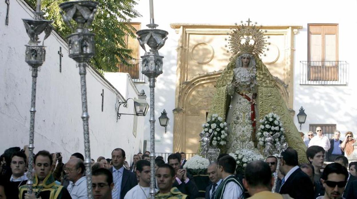 La Virgen de la Paz y Esperanza durante un rosario vespertino