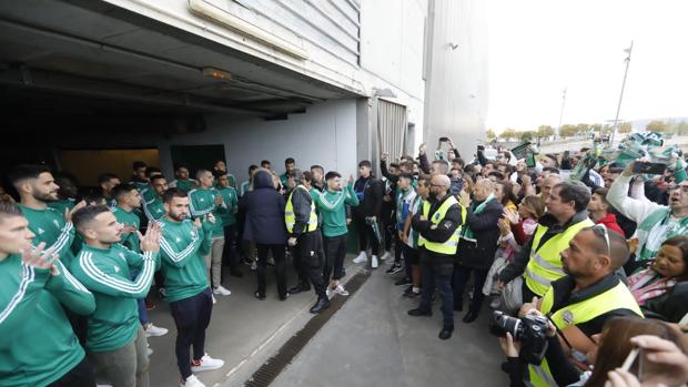 Los jugadores del Córdoba CF reciben el cariño de la afición antes del partido