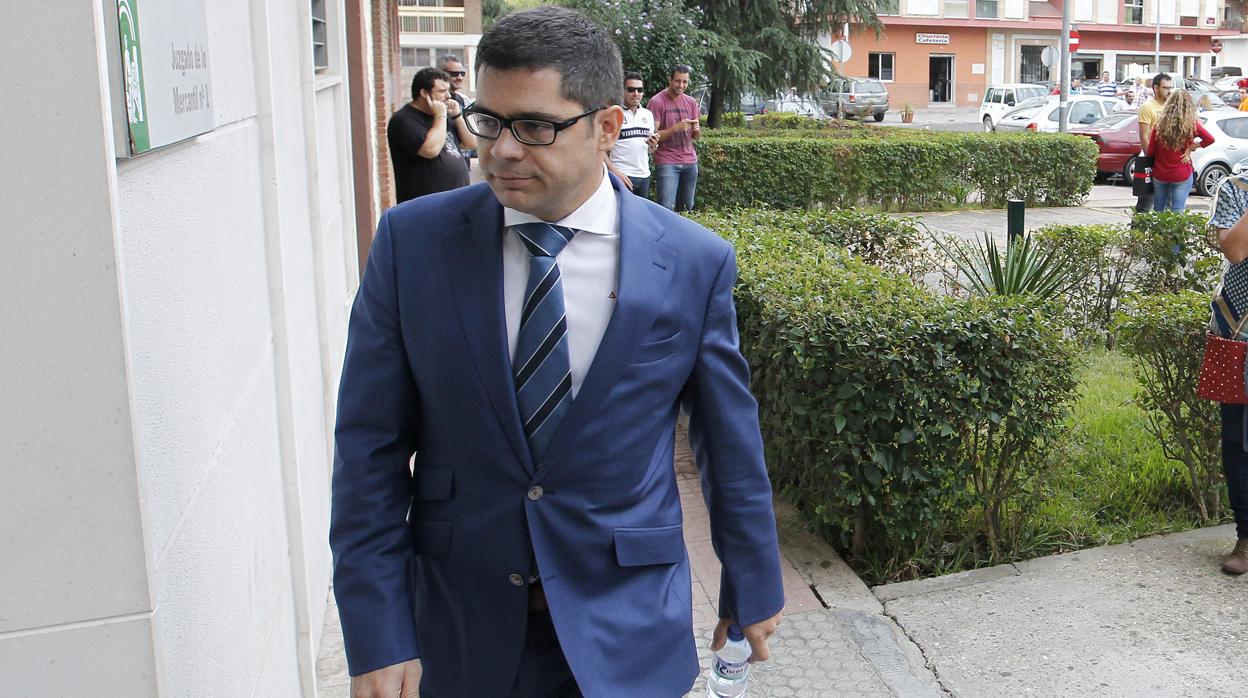 El abogado Francisco Estepa entrando a la antigua sede del Juzga de lo Mercantil