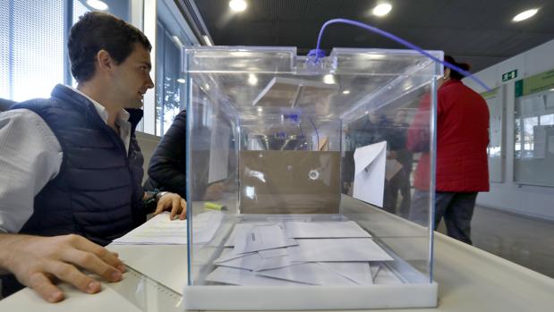 La participación en las elecciones generales del 10-N en Andalucía a las 14:00 horas cae tres puntos