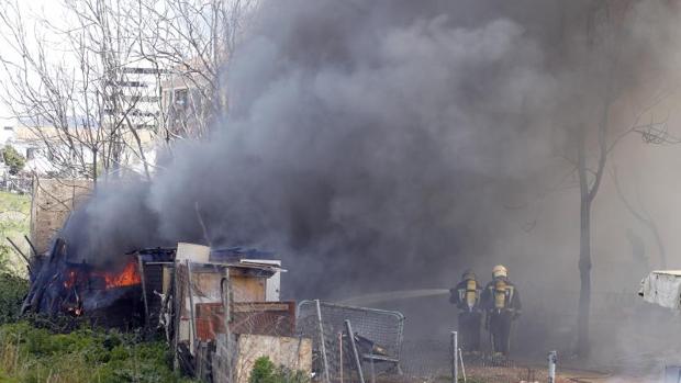 Arde un asentamiento chabolista vacío ubicado en la Nacional IV en Córdoba