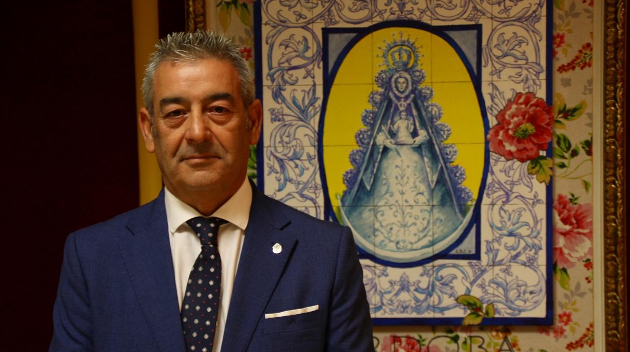 López Guzmán, ante un azulejo de la Virgen del Rocío