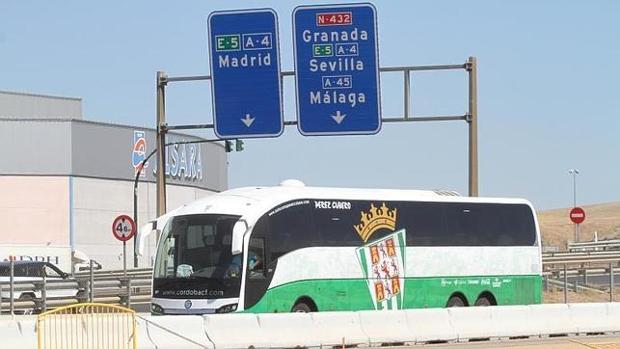 Los taxistas se organizan para llevar al Córdoba CF al partido de Murcia al no poder pagar el club el autobús