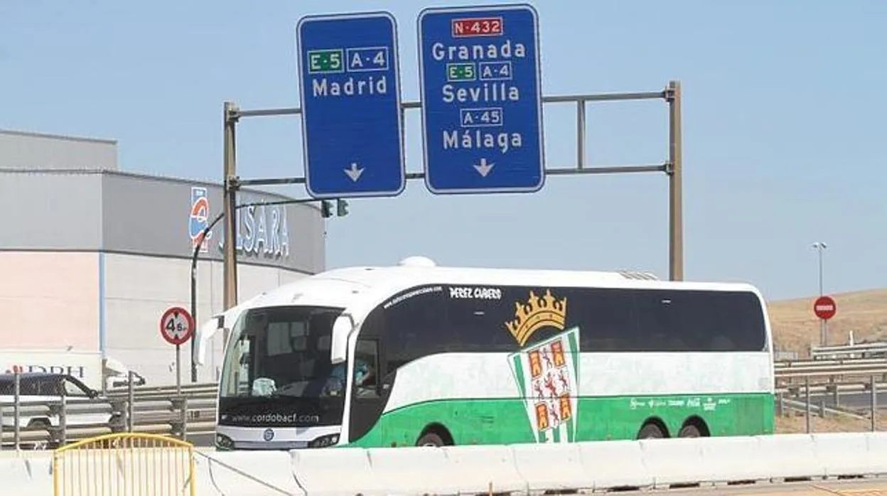 Los taxistas se organizan para llevar al Córdoba CF al partido de Murcia al no poder pagar el club el autobús