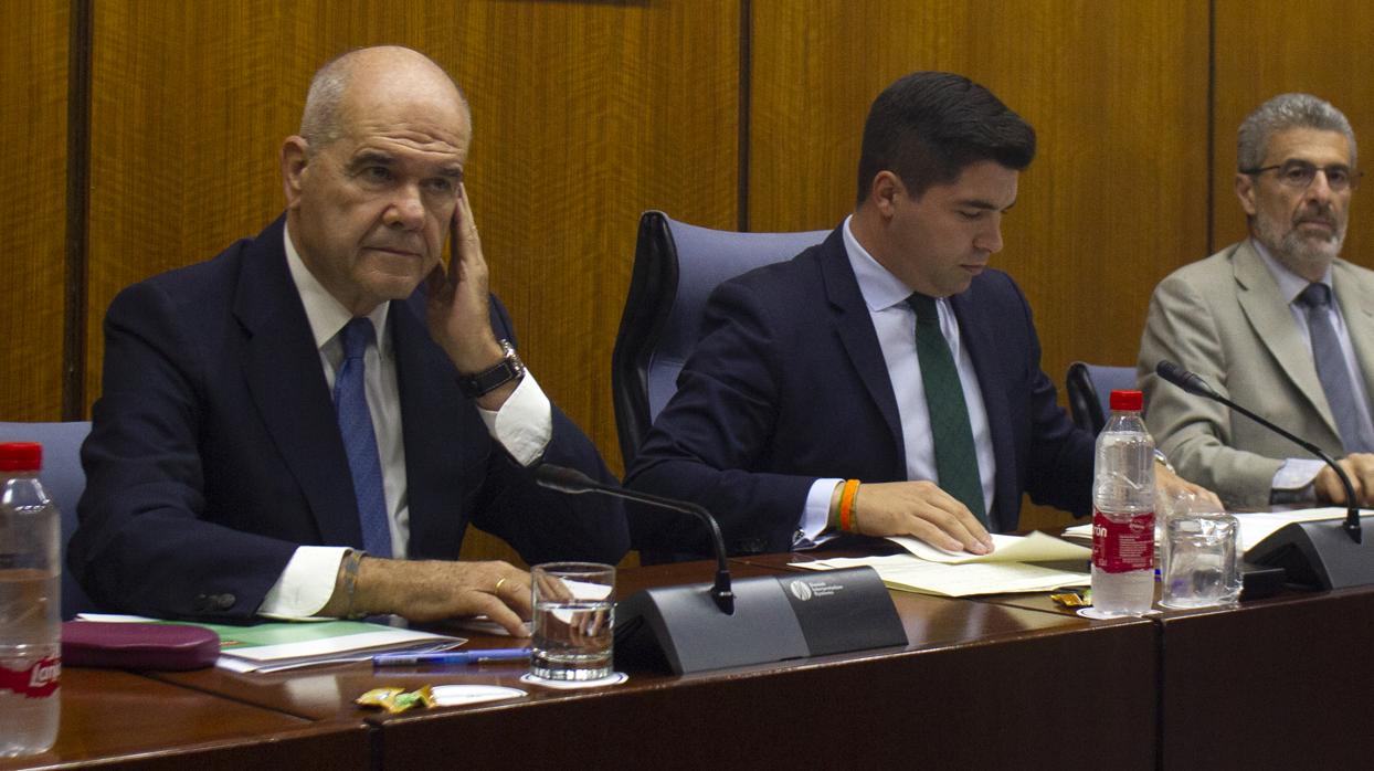 Imagen de Chaves en la Comisión de Investigación del Parlamento